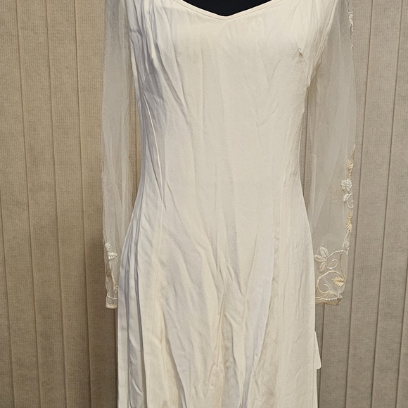 Chic Long Sleeve White Dress - Picture 2 of 7